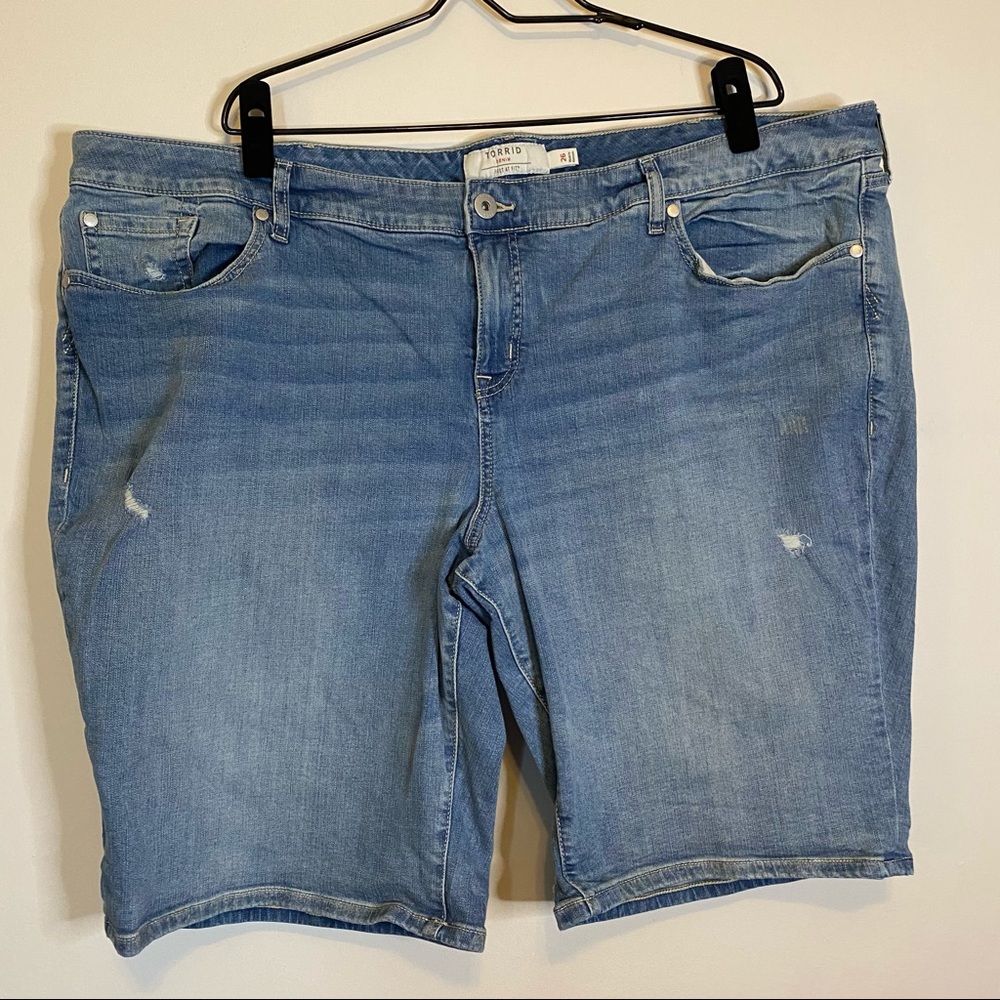 ✨torrid lightwash lightly distressed denim shorts✨